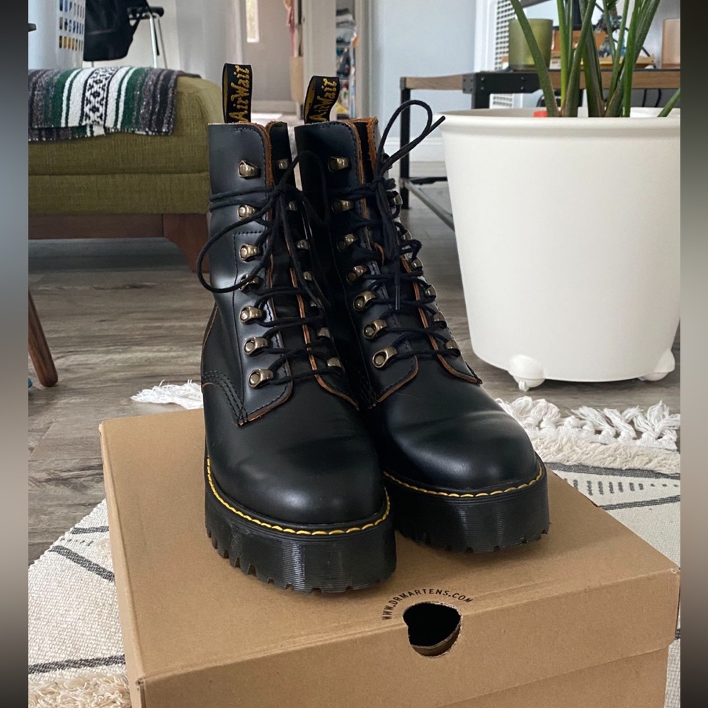 Dr. Martens LEONA WOMEN'S Size 10 VINTAGE LEATHER BOOTS Excellent Condition!